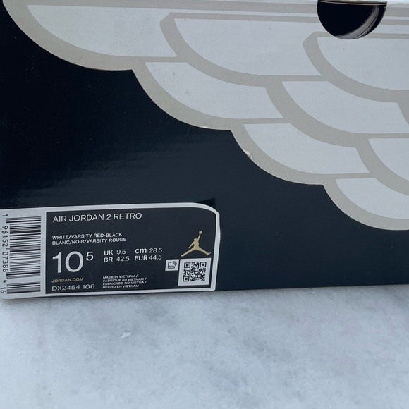 Jordan 2 Retro chicago’s Sneakers in White and Black with Red Accents - Picture 5 of 6